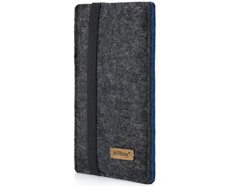 May include: A grey felt phone case with a black elastic band and blue stitching. The case has a brown leather label with the text "stilbag" on it.