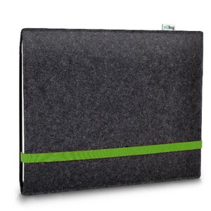 Może przedstawiać: Szara filcowa torba na laptopa z zielonym filcowym suwakiem i zielonym filcowym paskiem u dołu. Torba ma napis "x2ibag" nadrukowany w prawym g&oacute;rnym rogu.