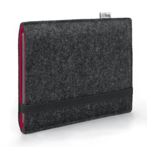May include: A grey felt laptop sleeve with a black elastic band and a red lining. The sleeve has a small green and white label that says "stilbag".