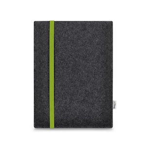 Könnte beinhalten: Eine graue Filz-Laptoptasche mit einem limegrünen Gummiband. Die Tasche hat ein kleines grünes Etikett mit dem aufgedruckten Wort "stilbag".