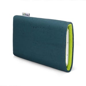 Könnte beinhalten: Eine teal-farbene Handyhülle mit limettengrünem Innenraum. Die Hülle besteht aus einem strukturierten Material und trägt das Wort "stilbag" auf einem kleinen Etikett. Die Hülle ist für ein Smartphone konzipiert.