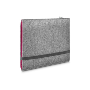 Puede incluir: Funda para portátil de fieltro gris con cremallera rosa y banda elástica negra. La funda tiene la palabra "ecoBag" impresa en la esquina superior derecha.
