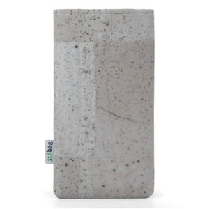 Puede incluir: Una funda de tel&eacute;fono de corcho gris con un logotipo verde y blanco que dice "stilbag".