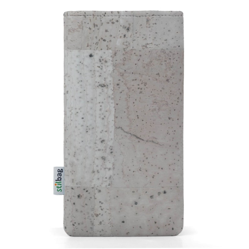 Puede incluir: Una funda de tel&eacute;fono de corcho gris con un logotipo verde y blanco que dice "stilbag".