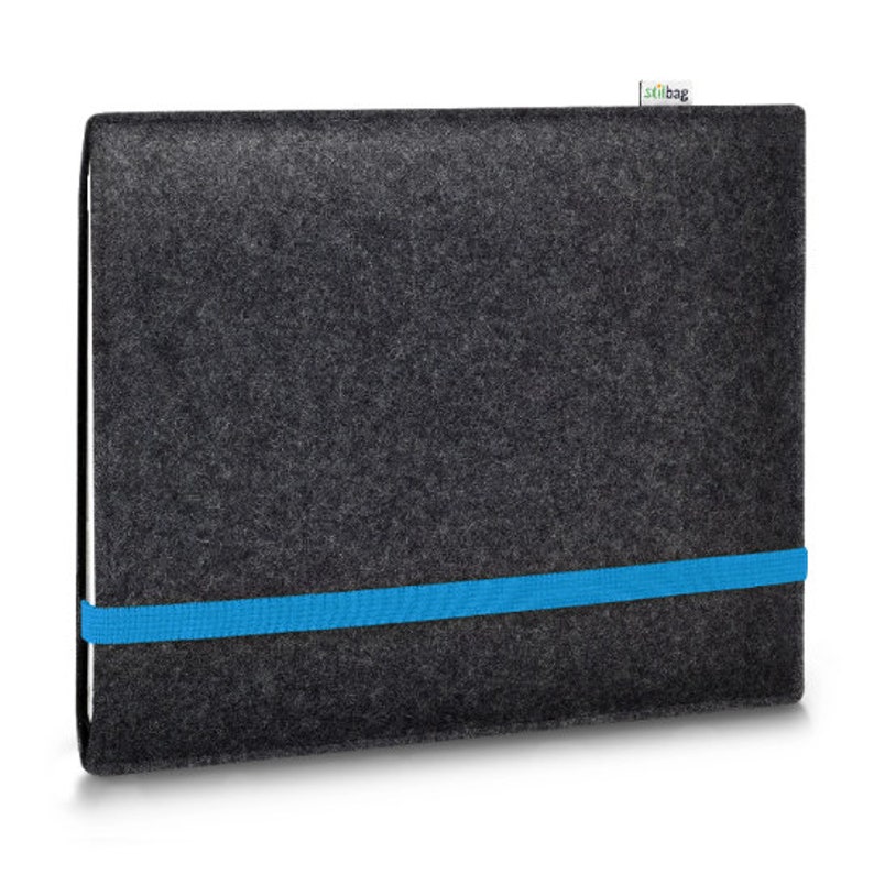 K&ouml;nnte beinhalten: Eine graue Filz-Laptoptasche mit einem blauen Gummiband. Die Tasche hat oben rechts den Schriftzug "stilbag" aufgedruckt.