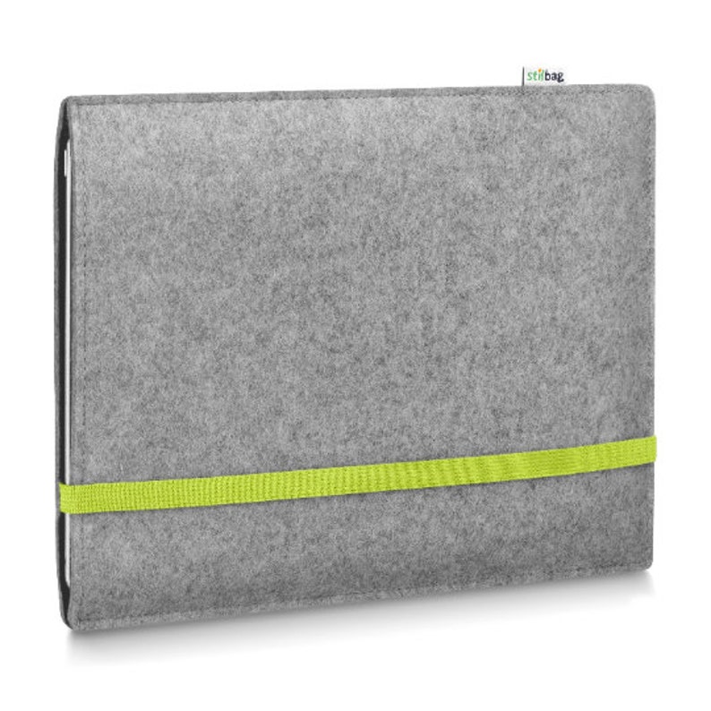 K&ouml;nnte beinhalten: Graue Filz-Laptoptasche mit einem lindgr&uuml;nen Band und dem Schriftzug "stilbag" oben rechts.