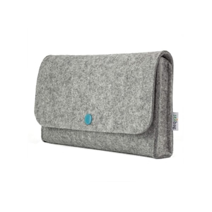 Borsa NIVO porta accessori realizzata in feltro di lana grigio chiaro, bottone azzurro