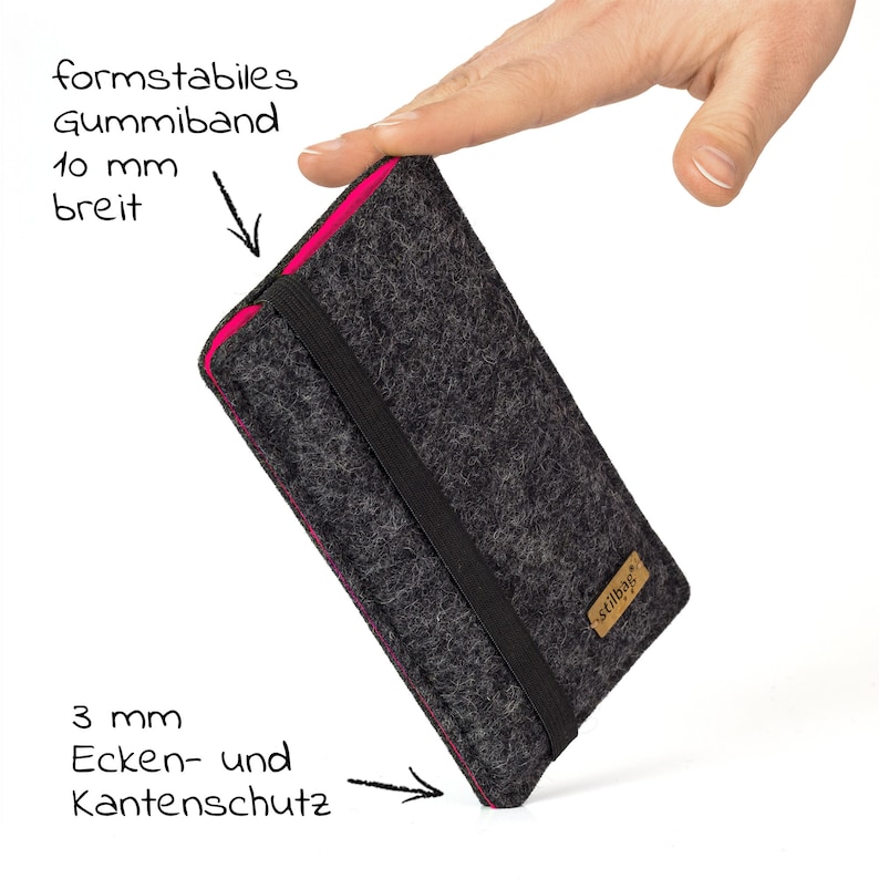 May include: Gray felt phone case with a black elastic band and a pink felt lining. The case has a 3 mm edge and corner protection. The case has a "stillbag" logo on the bottom right corner.