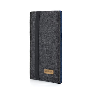 May include: A grey felt phone case with a black elastic band and blue stitching. The case has a brown leather label with the text "stilbag" on it.