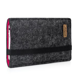 May include: A black felt phone case with a black elastic band and a brown label that says "stillbag". The case has a pink lining.