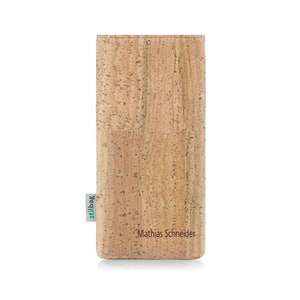 Op de afbeelding: Een rechthoekige kurken etui met de tekst "Mathias Schneider" op de voorkant. De etui heeft een natuurlijke, lichtbruine kleur en een textuur. Een klein label met de tekst "stilbag" is aan de zijkant bevestigd.