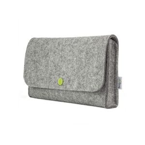 Borsa NIVO per accessori elettronici realizzata in feltro di lana grigio chiaro, bottone verde mela