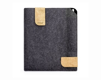 Funda para Kindle Scribe (2022) con compartimento para bolígrafos y compartimento para accesorios fabricada en fieltro de lana y corcho modelo "KUNO"