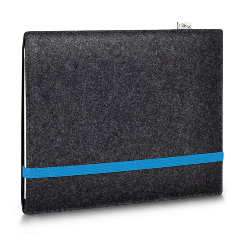May include: A dark charcoal gray felt laptop sleeve featuring a vibrant blue elastic band wrapped horizontally around the center to secure the closure. A small white fabric tag with the black text stilbag is attached to the top edge.