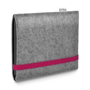 Könnte beinhalten: Graue Filz-Laptoptasche mit einem rosa Gummiband und dem Schriftzug "stilbag" oben rechts.
