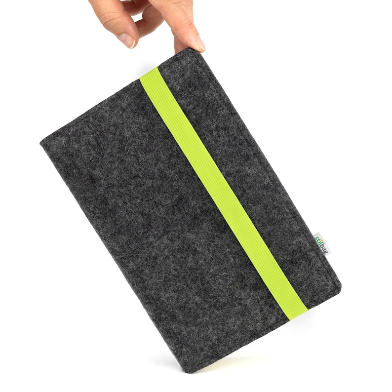 May include: A gray felt pouch with a bright yellow elastic band running down the center. The pouch has a small green label with the word "StilGut" printed on it.