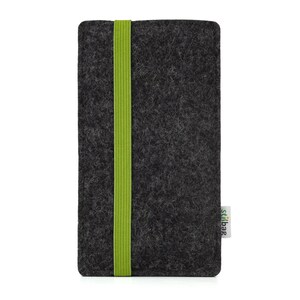 May include: A gray felt phone case with a green elastic band. The case has the word "stilbag" printed on the bottom right corner.