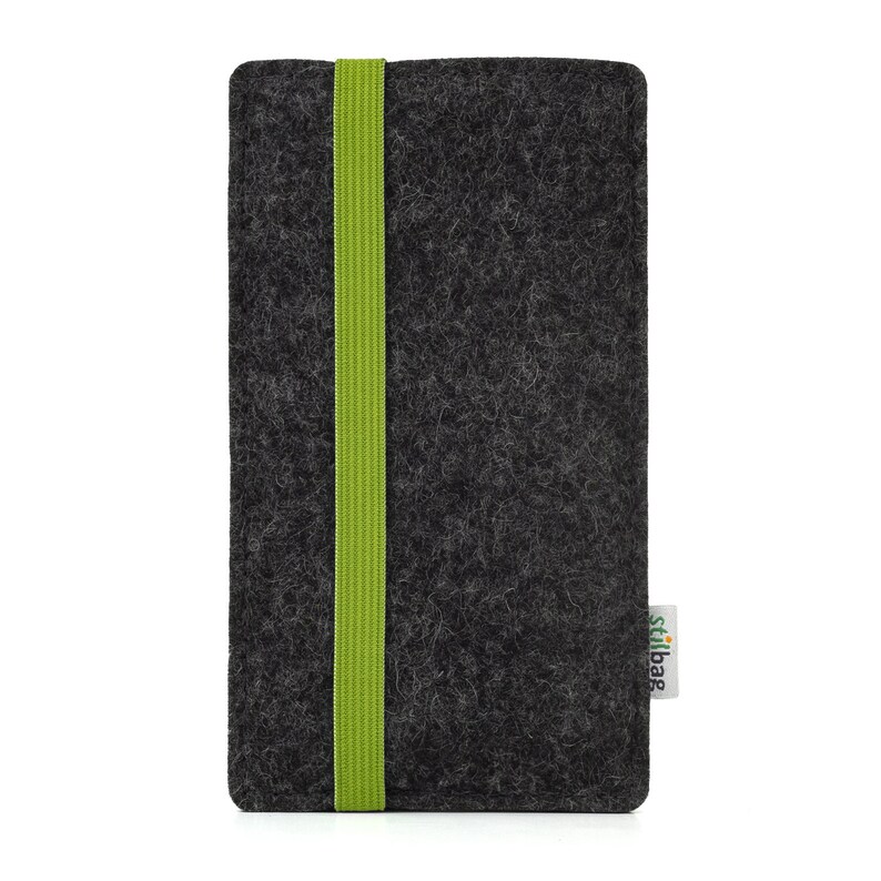 May include: A gray felt phone case with a green elastic band. The case has the word "stilbag" printed on the bottom right corner.