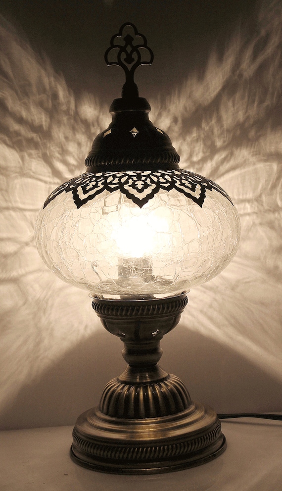 Lampada turca in vetro colorato a mosaico da vicino