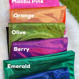 Puede incluir: Seis muestras de tela brillante de diferentes colores, etiquetadas como "Malibu Pink", "Orange", "Olive", "Berry", "Emerald" y "Royal".