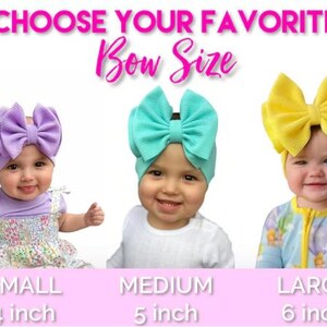 Op de afbeelding: Drie baby's dragen hoofdbanden met verschillende maten strikken. De hoofdband links heeft een kleine paarse strik, de middelste hoofdband heeft een middelgrote turquoise strik en de hoofdband rechts heeft een grote gele strik. De tekst onder de baby's luidt "Kies je favoriete strikmaat" met de maten "Klein 4 inch", "Medium 5 inch" en "Groot 6 inch".