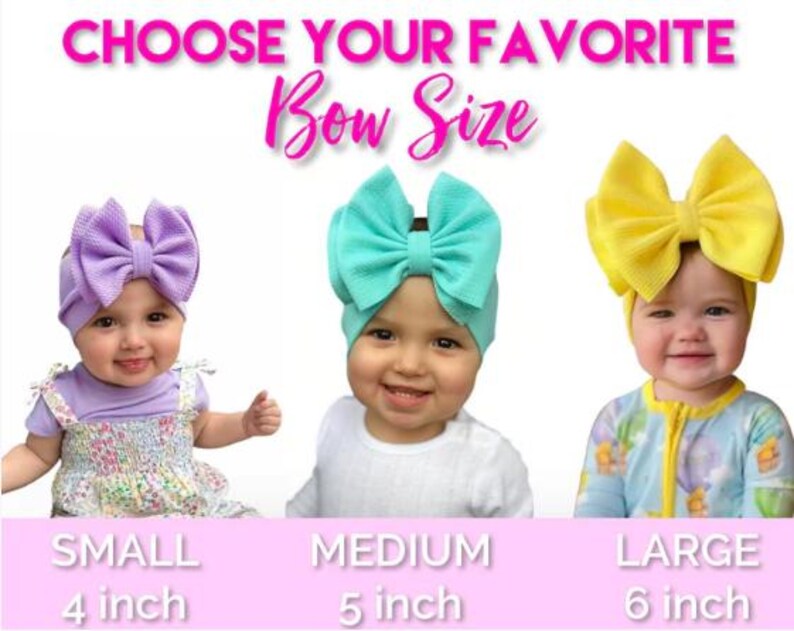 Op de afbeelding: Drie baby's dragen hoofdbanden met verschillende maten strikken. De hoofdband links heeft een kleine paarse strik, de middelste hoofdband heeft een middelgrote turquoise strik en de hoofdband rechts heeft een grote gele strik. De tekst onder de baby's luidt "Kies je favoriete strikmaat" met de maten "Klein 4 inch", "Medium 5 inch" en "Groot 6 inch".