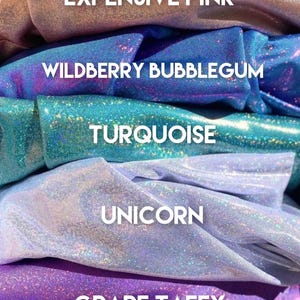 Puede incluir: Cinco colores diferentes de tela iridiscente con los nombres de cada color escritos en ellos: Rosa caro, Chiclete de mora, Turquesa, Unicornio y Caramelo de uva.