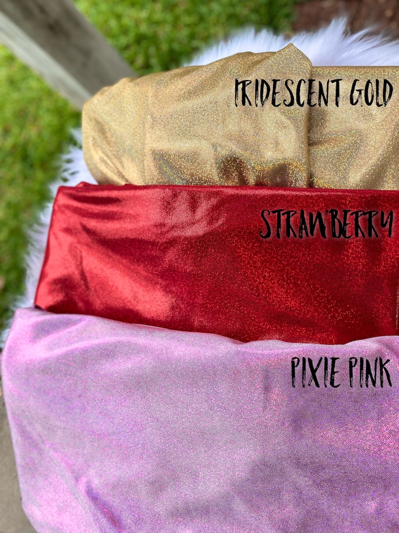 Puede incluir: Tres muestras de tela iridiscente en tonos dorados, rojos y rosados. La tela est&aacute; etiquetada como "Iridescent Gold", "Strawberry" y "Pixie Pink".