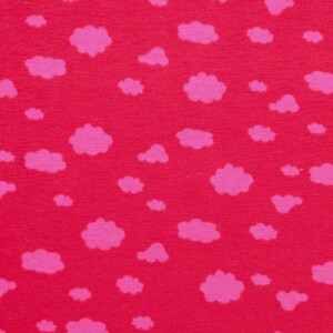 Könnte beinhalten: Roter Stoff mit einem rosa Wolkenmuster.