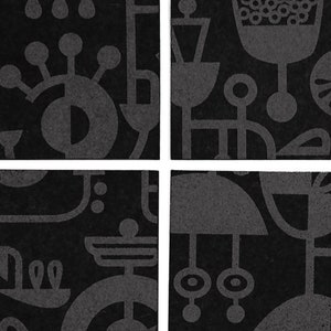 K&ouml;nnte beinhalten: Ein Set aus vier quadratischen Fliesen in einem Raster angeordnet, mit schwarzem Hintergrund und einem dunkelgrauen geometrischen Muster. Das Design besteht aus stilisierten kreisf&ouml;rmigen, halbkreisf&ouml;rmigen und linearen Formen.