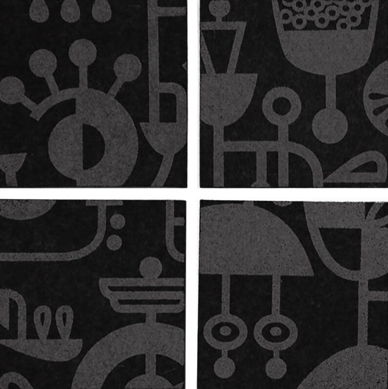 K&ouml;nnte beinhalten: Ein Set aus vier quadratischen Fliesen in einem Raster angeordnet, mit schwarzem Hintergrund und einem dunkelgrauen geometrischen Muster. Das Design besteht aus stilisierten kreisf&ouml;rmigen, halbkreisf&ouml;rmigen und linearen Formen.