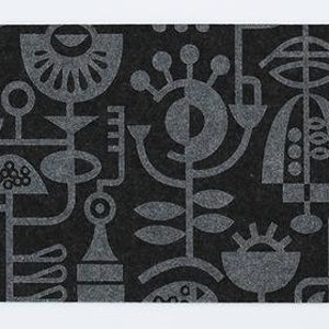 K&ouml;nnte beinhalten: Ein rechteckiges Stoffmuster mit schwarzem Hintergrund und einem sich wiederholenden Muster aus stilisierten grauen geometrischen Blumen- und Pflanzenformen. Das Design besteht aus verschiedenen abstrakten Linien, Kreisen und halbkreisf&ouml;rmigen Formen, die in einer dichten, flachen und symmetrischen Komposition &uuml;ber die gesamte Fl&auml;che angeordnet sind.