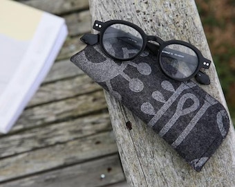 Father's Day gift, Glasses case, grey charcoal, merino wool felt, hand silk screened, Living laboratory pattern, handmade