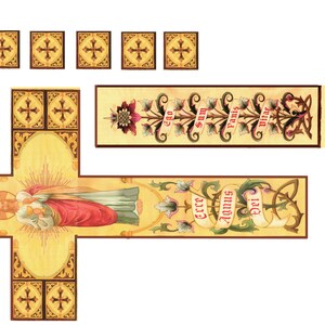 Könnte beinhalten: Eine religiöse Illustration mit Kreuzform, zentraler Figur und Text. Das Kunstwerk enthält dekorative florale Elemente, Kreuze und Banner mit lateinischen Phrasen. Die Farbpalette wird von Gold, Rot und Grün dominiert.