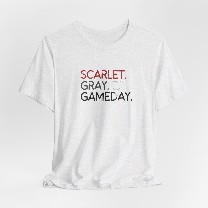 K&ouml;nnte beinhalten: Wei&szlig;es T-Shirt mit dem Text "SCARLET. GRAY. GAMEDAY." in schwarzer und roter Schrift. Ein kleiner Umriss des Bundesstaates Ohio ist im Text enthalten.