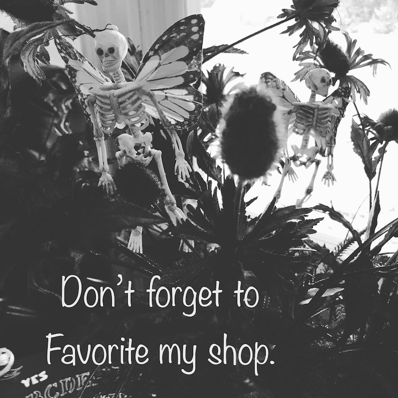 Pode incluir: Imagem a preto e branco com figuras de esqueletos com asas de borboleta no meio de folhagem escura. O texto "Don't forget to Favorite my shop" est&aacute; escrito em branco. O tema geral &eacute; Halloween ou g&oacute;tico.