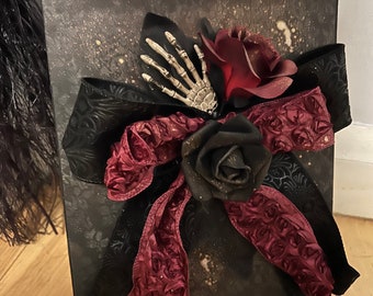 Viktorianische gotische quadratische Geschenkbox, Totenkopf-Rose, Geschenk für jeden Tag, schwarze Box mit rotem Akzent, schwarze Aufbewahrung dekorierte Geschenkbox, Gothic-Dekor