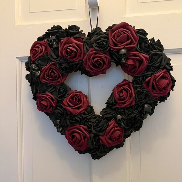 Gothic Herz, Gothic Dekor, schwarze und weinrote Rosen, UnValentines Tag Dekor, dunkler viktorianischer gotischer Hochzeitskranz in Herzform