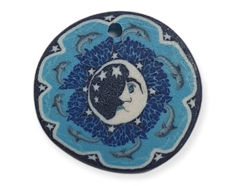 Pendentif Fimo 22mm (1) - Visage de Lune avec. Dauphins bondissants