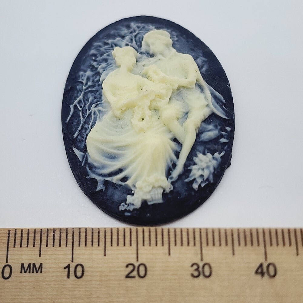 40x30mm Oval - Picnic (1) - Black & Ivory - Vintage Cameo