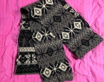 Vintage hand knitted fairisle scarf