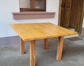 Massivholztisch mit schöner wilder Holzstruktur, Platte ist aus verkernte Bucher 35mm stark, Gestell: Rüster (Ulme)