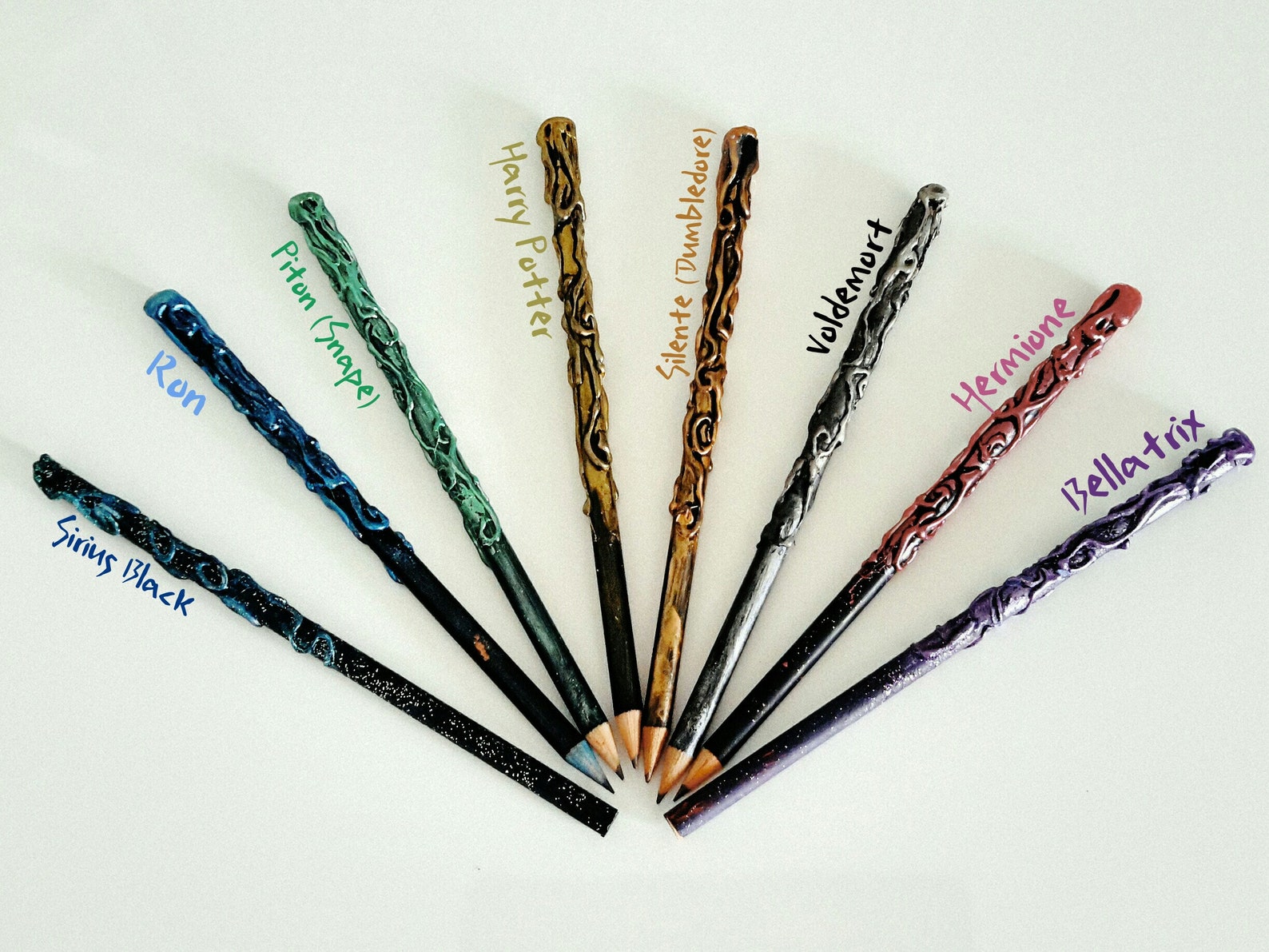 цветные карандаши волшебные палочки. волшебная палочка из бумаги из гарри поттера. палочка карандашом. волшебная палочка гарри поттера своими руками. волшебная палочка из карандаша.