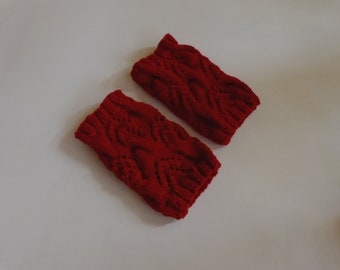 Wrist warmers with hole pattern - red