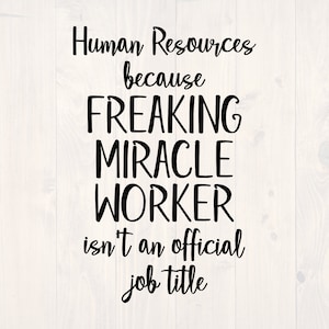 Può includere: Grafica di testo in bianco e nero che recita "Risorse umane perché FREAKING MIRACLE WORKER non è un titolo di lavoro ufficiale".