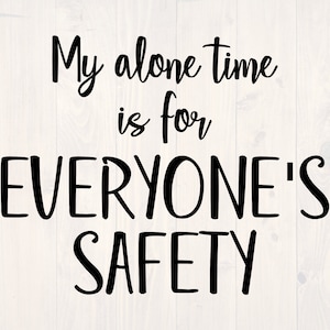 以下が含まれることがあります： 白い木製の背景に黒と白のテキストが書かれており、「私の時間はみんなの安全のために」と書いてあります。