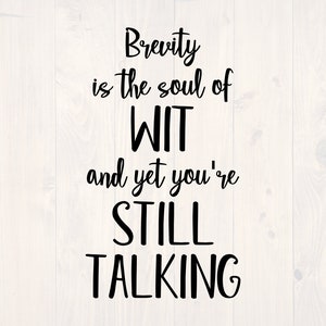 Könnte beinhalten: Schwarz-weißer Text auf weißem Holzgrund. Der Text lautet "Brevity is the soul of WIT and yet you're STILL TALKING."