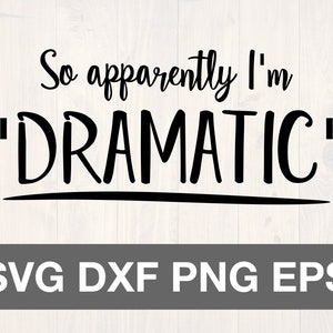 Könnte beinhalten: Schwarz-weißes Text-Grafik auf weißem Holzgrund. Der Text lautet "So apparently I'm "DRAMATIC"". Unter dem Text befindet sich eine schwarze Linie und der Text "SVG DXF PNG EPS".