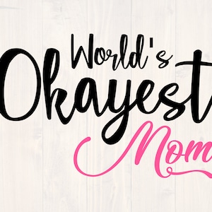 Puede incluir: Gráfico de texto en blanco y negro que dice "World's Okayest Mom" con la palabra "Mom" en rosa.