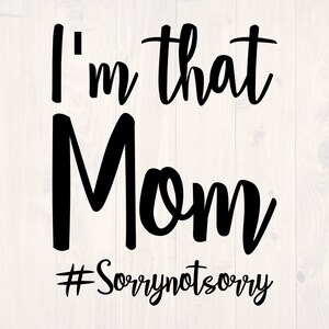 Op de afbeelding: Zwart-witte tekstgrafische vormgeving met de tekst "I'm that Mom #Sorrynotsorry".